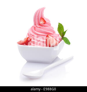 Frozen yogurt alla fragola con frutta fresca e aromatizzati yogurt cremoso Foto Stock