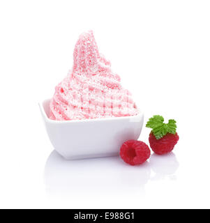 Frozen yogurt al lampone con noce di cocco topping e sapore di fragola Foto Stock