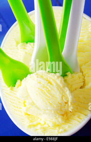 Molti Gelati in coppe di gelato alla vaniglia. Summer Party con ghiaccio congelato-crema. Foto Stock