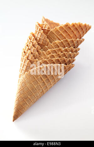 Pila di ampia di cialda di wafer pattern i coni gelato adatto per doppie porzioni scoop su bianco Foto Stock