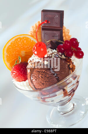 Splendidamente decorate di gelato al cioccolato con frutta fresca in esso Foto Stock