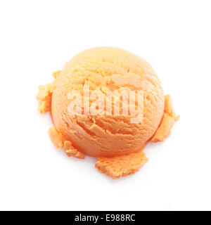 Elevato angolo di visione su una pallina di gelato al mango isolati su sfondo bianco Foto Stock