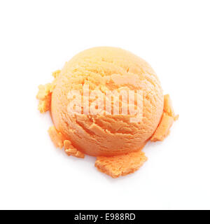 Elevato angolo di visione su una pallina di gelato al mango isolati su sfondo bianco Foto Stock