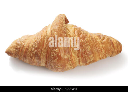 Vista ingrandita di un pane appena sfornato sfaldabile golden croissant su una bianca di sfondo per studio Foto Stock