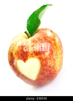 Luscious red apple con un cuore nella sfinestratura della pelle a significare amore di fresco e salutare frutta organica Foto Stock