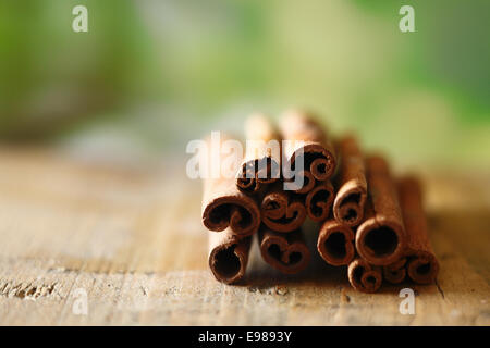 Primo piano di un mazzetto di piccante essiccato cinammon bastoni su una superficie in legno con copyspace Foto Stock