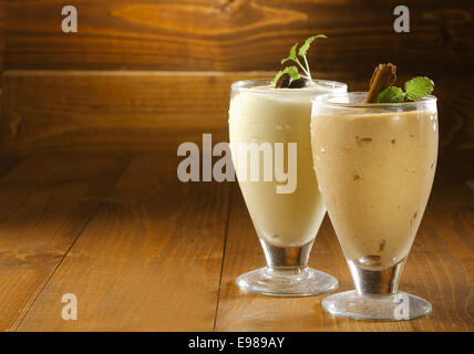 Due bicchieri di vaniglia fresca frullato con foglie minth Foto Stock