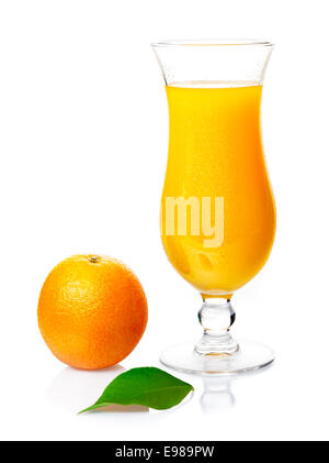 Bicchiere di deliziosi salutare spremuta di arancia fresca in un elegante bicchiere con un frutto intero a fianco su una bianca di sfondo per studio