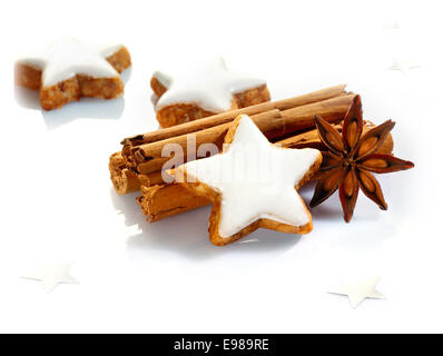 Spezie di natale e stelle ancora in vita con deliziosi a forma di stella i cookie, bastoncini di cannella e anice stellato su sfondo bianco Foto Stock