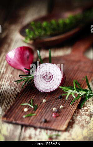 casalinga anonima che trita pepe verde fresco su tagliere di legno durante  la preparazione degli ingredienti per una cena nutriente Foto stock - Alamy