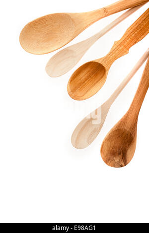 Close-up di diversi tipi di cucina in legno utensili isolati su sfondo bianco Foto Stock