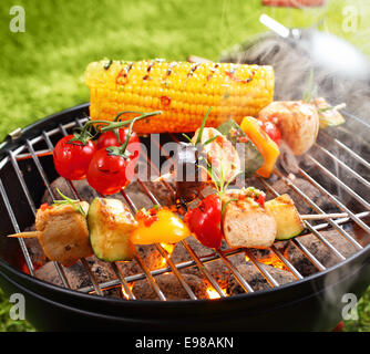 Barbecue vegetariano e tutolo di mais su una teglia di cottura alla griglia Foto Stock