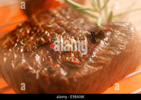 Deliziosa bistecca di manzo, hot barbecue grill in una immagine ravvicinata Foto Stock