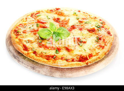La Pizza Margherita isolato su bianco backgroundPizza Margherita posto sopra una pizza board decorate con foglie di basilico isolati su sfondo bianco Foto Stock