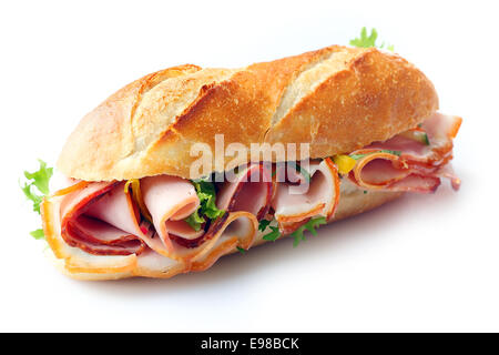 Prosciutto e sandwich di lattuga su un pane appena sfornato croccante crosta dorata baguette francese su sfondo bianco Foto Stock