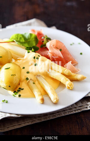 Gli asparagi spears , prosciutto e erba cipollina servita con un condimento di maionese cremosa e patate per un delizioso pasto Foto Stock