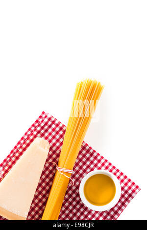 Cuneo di formaggi italiani con un fascio di spaghetti crudi e una piccola ciotola di olio di oliva su un rosso fresco e bianco panno controllati pronti per preparare un sano pasto vegetariano Foto Stock