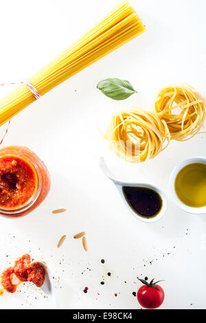 Vista aerea del crudo spaghetti italiani e fettucini con ingredienti freschi compresi il pomodoro fresco e il concentrato di pomodoro, l'olio d'oliva Foto Stock