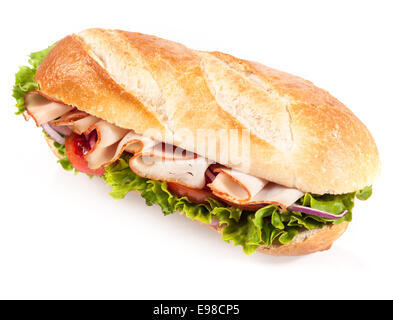 Insalata fresca con pollo su una crosta dorata baguette francese per un sano uno snack o un pasto closeup angolo di visualizzazione su bianco Foto Stock