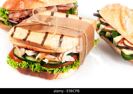 Scelta di freschi e deliziosi panini pranzo servito su baguette o grigliate di toast con pollo e insalata o formaggio blu Foto Stock