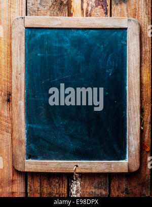 In stile vintage legno incorniciata chalkboard su uno sfondo di legno vecchio. Spazio per l'inserimento di testo. Foto Stock