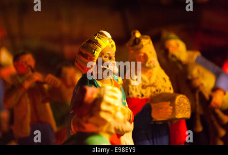 Il Re offrendo loro dono nella scena della natività Foto Stock