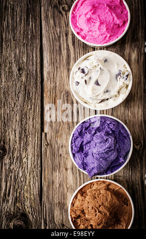 Colorata selezione italiano di vaschette di gelato visto dal di sopra riempito con deliziosi dessert congelato per un partito o estate trattare Foto Stock