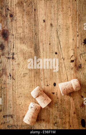 Tappi di bottiglie di champagne o vino su uno sfondo di legno con copyspace per la vostra festosa o Saluto Anno Nuovo Foto Stock