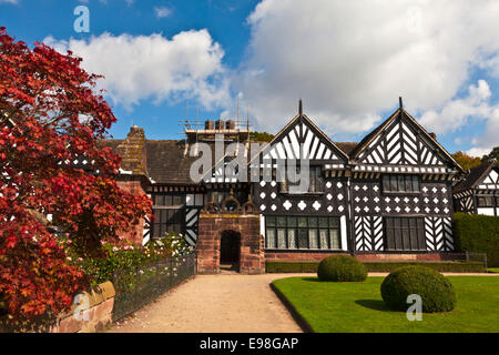In bianco e nero di legname medievale incorniciata Mansion House e giardini. Foto Stock