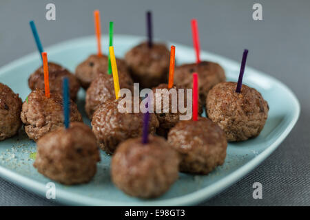 Scorpacciata di gustosi piatti fritti polpette speziate per servire come snack con stuzzicadenti per la loro immersione in una salsa saporita o dip Foto Stock