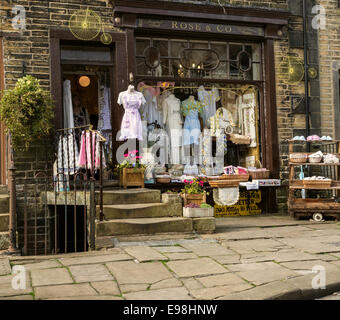 Negozio in via principale, Haworth, West Yorkshire Foto Stock