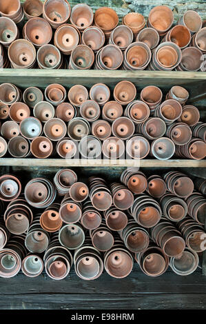 Il Lost Gardens of Heligan, Cornwall, Regno Unito. Argilla tradizionali (cotto) vasi da fiori memorizzati in The Potting Shed Foto Stock