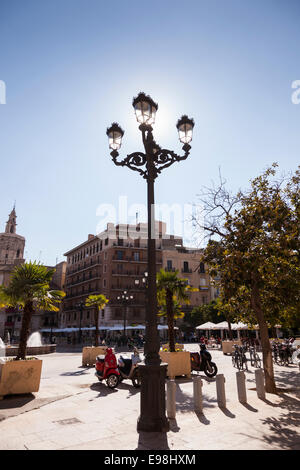 Ornati in ferro battuto le luci di strada nella Plaza de la Virgen di Valencia, Spagna. Foto Stock