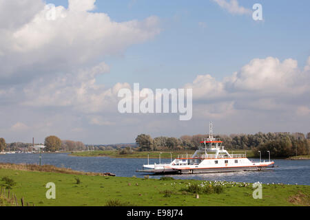Il traghetto sul fiume Reno vicino a Wijk bij Duurstede in Olanda Foto Stock
