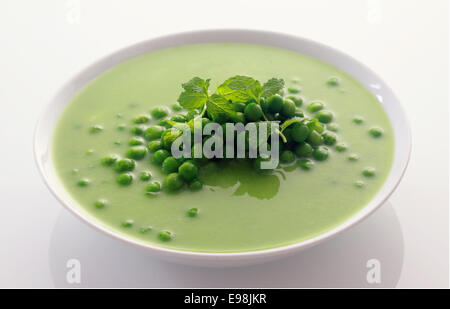 Close up appetitoso sano di piselli verdi Minestra sulla ciotola bianco isolato su sfondo bianco. Foto Stock