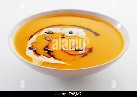 Cremoso butternut o zuppa di zucca per un gustoso antipasto di autunno per un pasto di ringraziamento Foto Stock