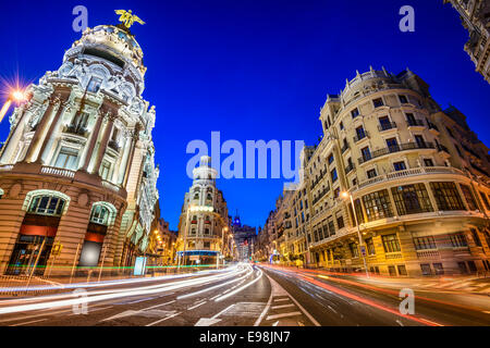 Madrid, Spagna cityscape sulla Gran Via al crepuscolo. Foto Stock