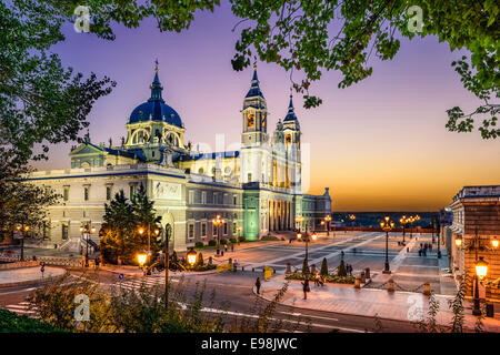 Madrid, Spagna presso la cattedrale di Almudena e il Palazzo Reale. Foto Stock