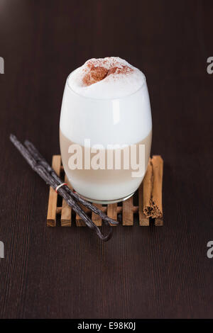 Chai Latte tè speziato bevanda in tazza di vetro con spezie Foto Stock