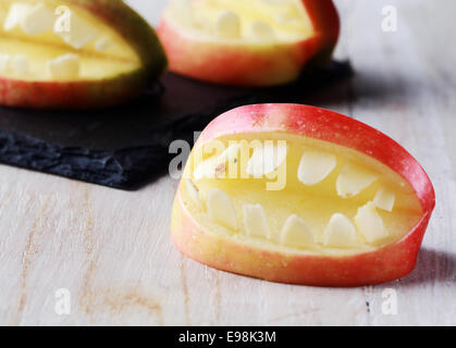 Denti finti a bocca aperta Foto stock - Alamy