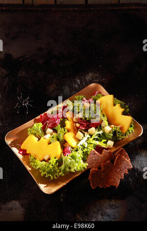 Bat guarnizione sagomata in Halloween con insalata di Copyspace Foto Stock