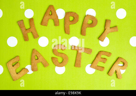 Felice Pasqua Card sul tessuto verde. Parole FELICE PASQUA in una zuppiera tessuto di sfondo, scheda di festa per vacanze di Pasqua. Foto Stock