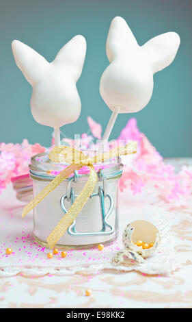 Felice Pasqua Cake pops con un inchino e fiori di colore rosa Foto Stock