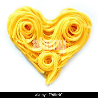 Pasta di bellezza nel cuore. A forma di cuore la disposizione di pasta o spaghetti, isolato su bianco, concepetual di amore e romanticismo. Foto Stock