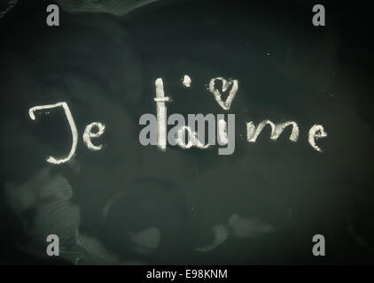 Chalk note su una lavagna scritto in francese Foto Stock