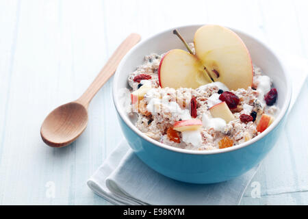 Vaso sano di muesli, Apple, frutta e latte per una colazione nutriente con un basso indice glicemico garantire abbondanza di energia per il giorno Foto Stock