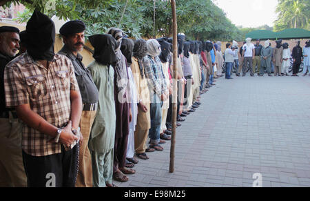 Lahore, Pakistan. Xxi oct, 2014. Il pakistan CIA Polizia funzionari di Lahore sono esponendo il 58 detenuti presumibilmente in diversi casi di furti, rapimento ed omicidio e posizione illegale di armi da fuoco durante una conferenza stampa tenutasi a linee di polizia a Lahore. Credito: Rana Sajid Hussain/Pacific Press/Alamy Live News Foto Stock