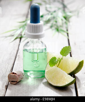 Olio essenziale di menta con il limone per l'uso in un trattamento aromaterapico di relax e ringiovanimento Foto Stock