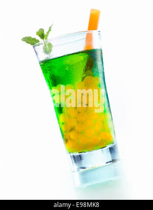 Boba Mango tè alla menta bolle e sciroppo di woodruff isolati su sfondo bianco Foto Stock