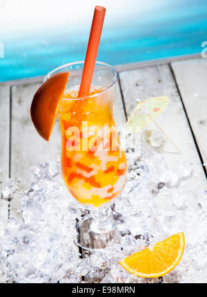 Fruttato di Boba Cocktail tè in piedi di fronte ad una spiaggia sfondo con bellissimi ombrelloni della carta. Foto Stock